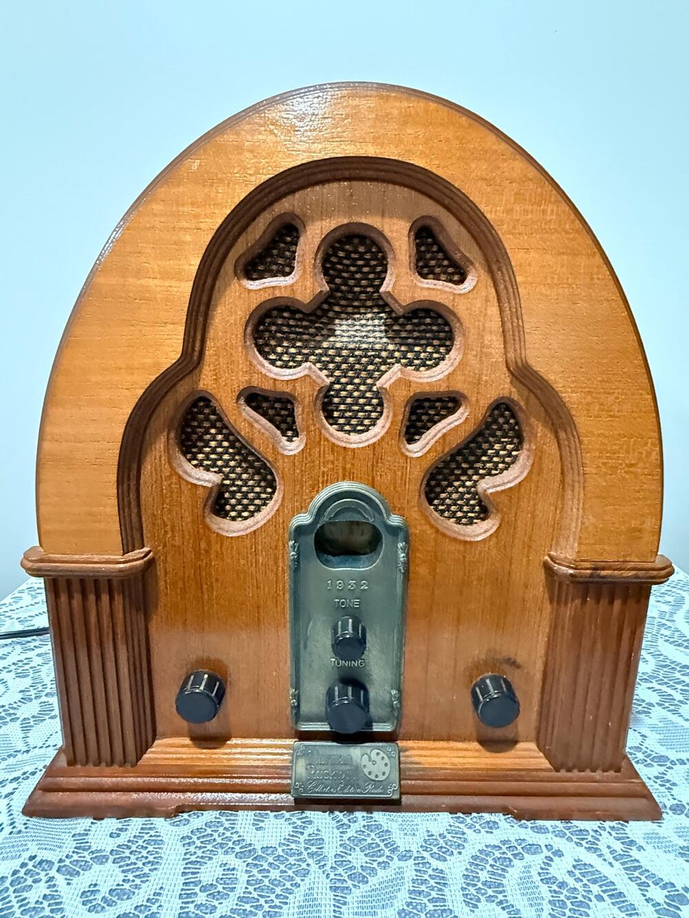 Vintage 1988 Thomas Norman Rockwell 1932 Cathedral Radio